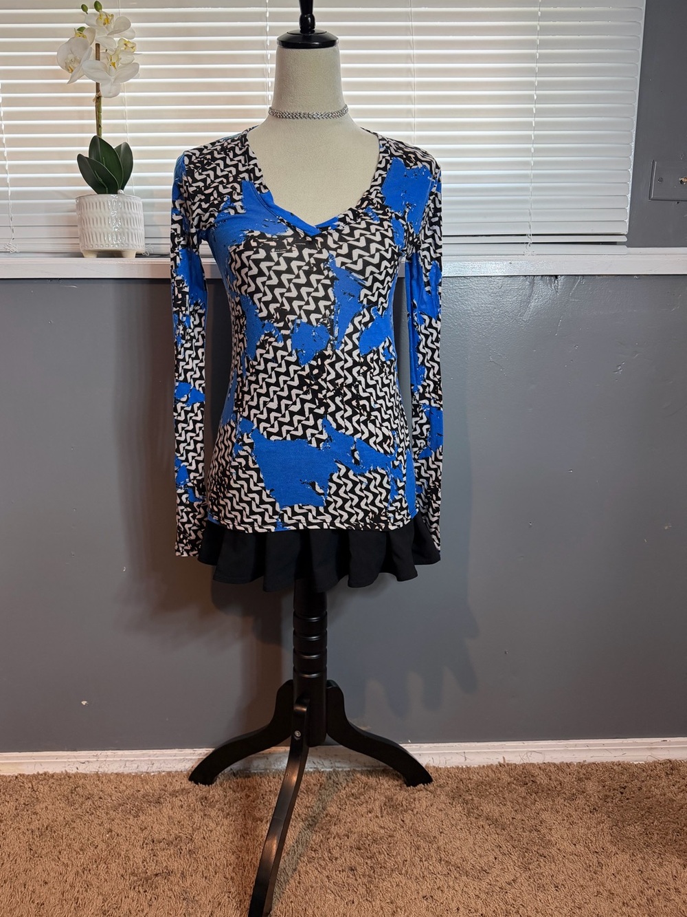 BCBGMAXAZRIA Blue Black Abstract Print Long Sleeve Top Size M Y2K V Neck